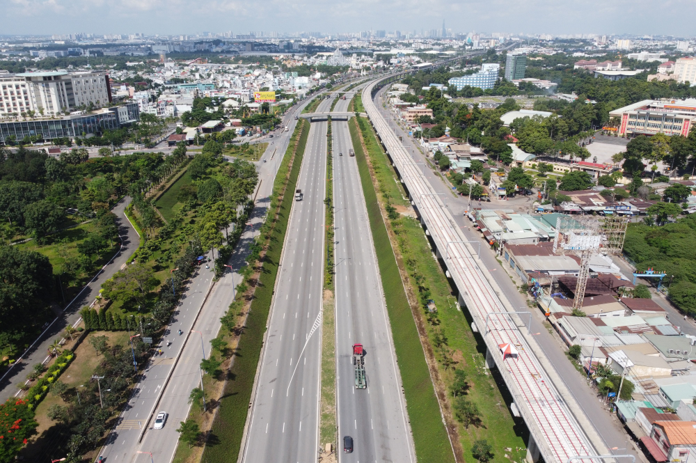 Cũng trong năm đầu tiên thành lập, dự án mở rộng xa lộ Hà Nội chính thức được đưa vào sử dụng và thu phí. 