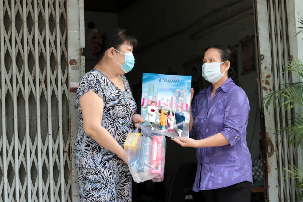 Bà Sơn (phải) thường xuyên mua bánh, sữa tiếp sức chị Hồng - người ở trọ đang bị bạo bệnh