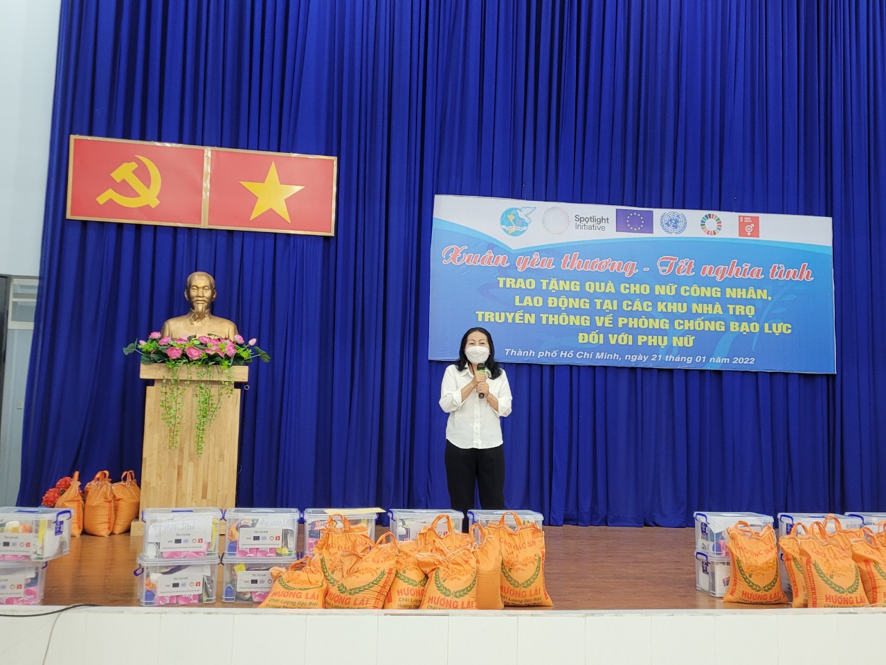 Luật sư Trần Thị Ngọc Nữ - Chi hội Luật sư Hội Bảo vệ quyền trẻ em TP báo cáo chuyên đề Truyền thông phòng chống bạo lực đối với phụ nữ 