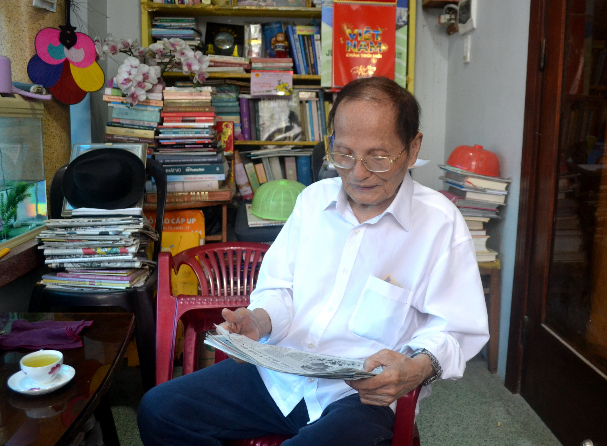 Ở cái tuổi 90, nhà thơ Giang Nam vẫn rất thích đọc sách, đọc báo và trò chuyện cùng bạn bè mỗi ngày
