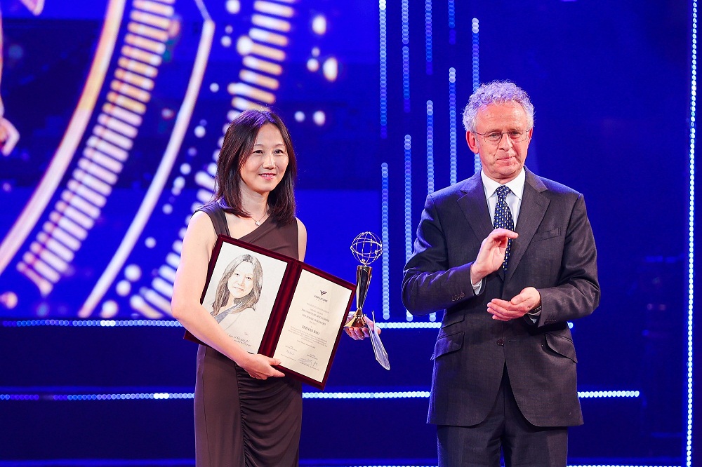 GS Zhenan Bao nhận Giải Đặc biệt cho nhà khoa học nữ - Ảnh: Vingroup