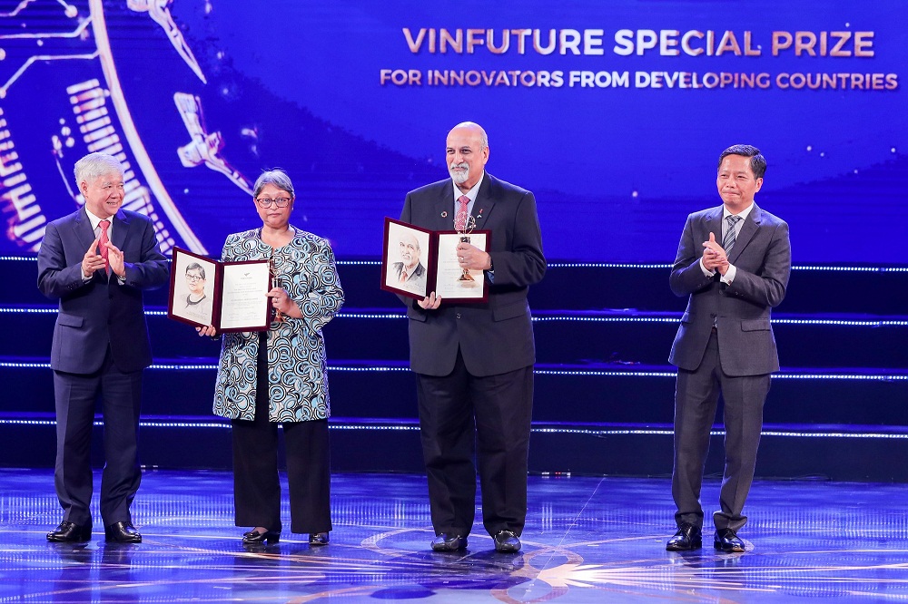 GS Salim Abdool Karim và Quarraisha Abdool Karim nhận giải thưởng VinFuture - Ảnh: Vingroup