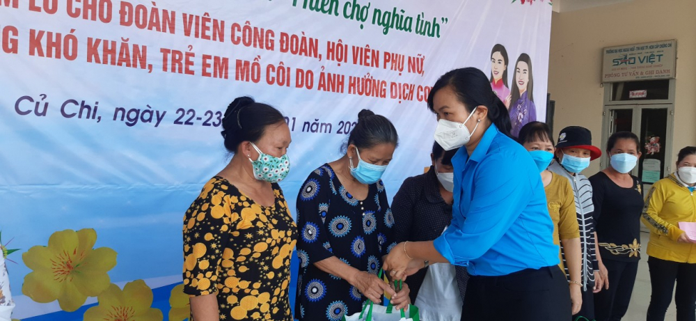Bà Võ Thanh Diệu- Phó Chủ tịch LĐLĐ H. Củ Chi tặng quà cho nữ công nhân vệ sinh khó khăn.