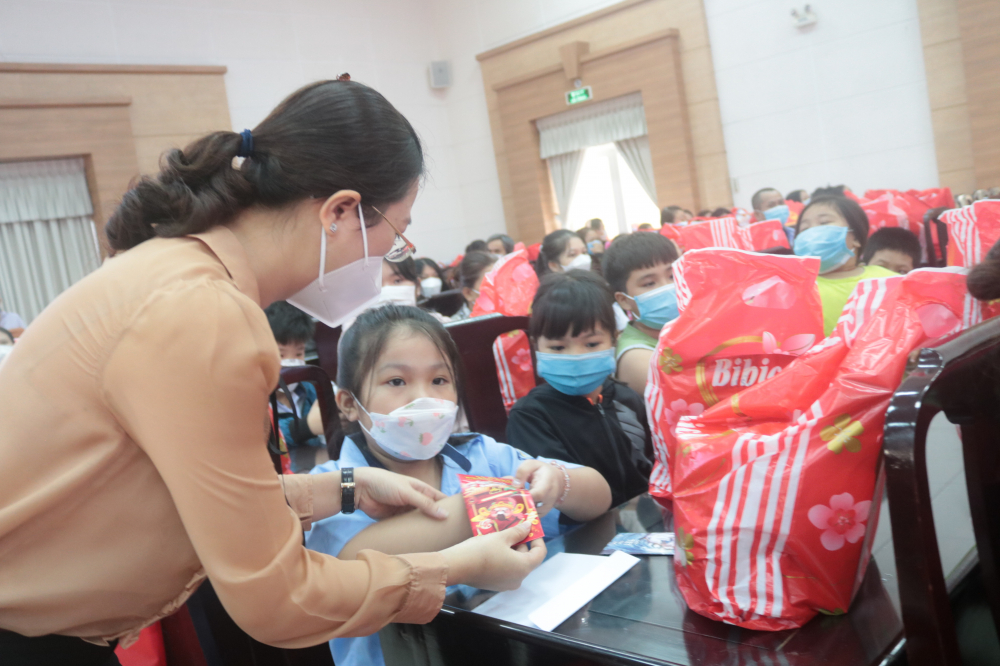 Bà Huỳnh Đặng Hà Tuyên - Chủ tịch Hội LHPN quận Bình Tân -động viên và trao quà cho các em. 