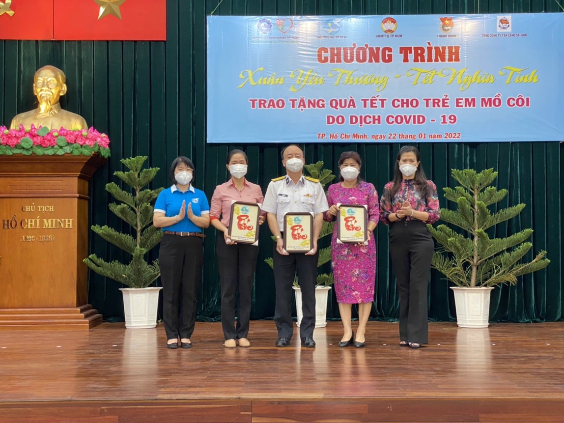 Bà Trần Thị Huyền Thanh - Phó Chủ tịch Hội LHPN TP đại diện gởi quà cảm ơn, cũng là lời chúc xuân đến các đơn vị tài trợ