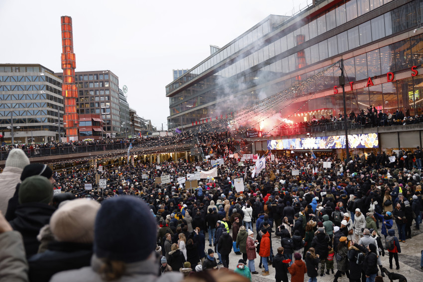 Hàng ngàn người tụ tập chống lại các biện pháp hạn chế COVID-19 tại Stockholm, Thụy Điển
