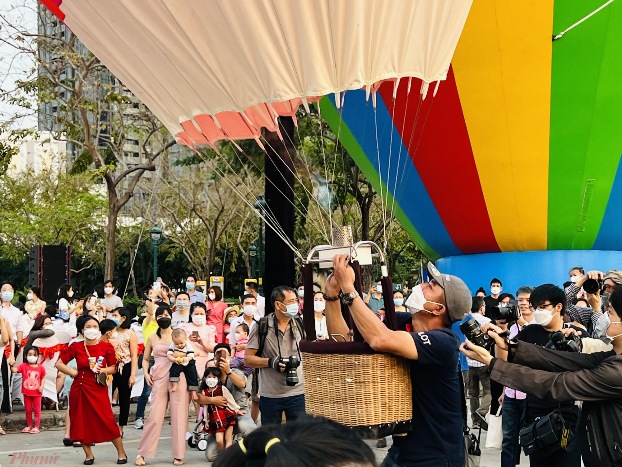 Đến sự kiện trong buổi chiều nay, từ 16h30 du khách sẽ được xem nghệ thuật biểu diễn khinh khí cầu đến từ các phi công, kỹ thuật viên chuyên nghiệp. Xem diễu hành du thuyền trên sông Sài Gòn, tham gia các trò chơi trả lời câu hỏi để hiểu thêm về địa danh, văn hoá TPHCM. 