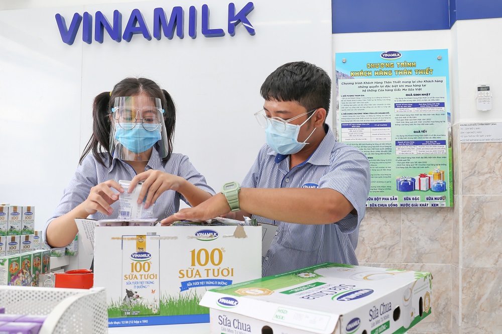 Các sản phẩm sẽ được nhân viên cửa hàng Giấc Mơ Sữa Việt nhanh chóng chuyển đến tận tay người tiêu dùng - Ảnh: Vinamilk