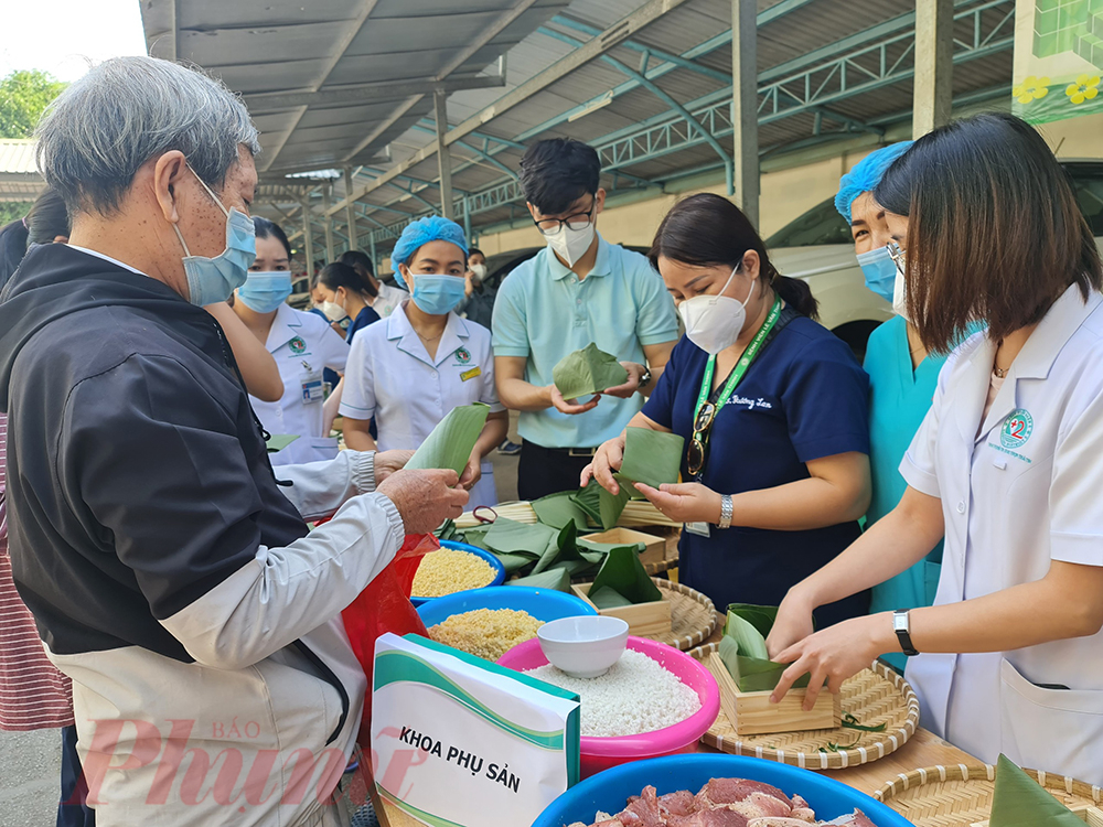Chương trình được các phòng, khoa với các y, bác sĩ và nhân viên tại Bệnh viện Lê Văn Thịnh tham gia sôi nổi. Ai cũng hào hứng gói bánh để kịp thổi lửa vào tối cùng ngày