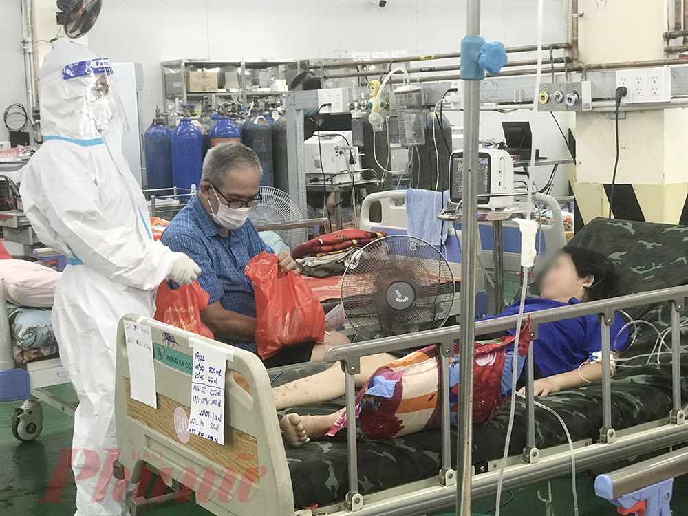 Ngoài ra, nhân viên y tế còn đến tận giường tặng quà động viên thân nhân, bệnh nhân F0 đang điều trị tại Bệnh viện dã chiến số 8 