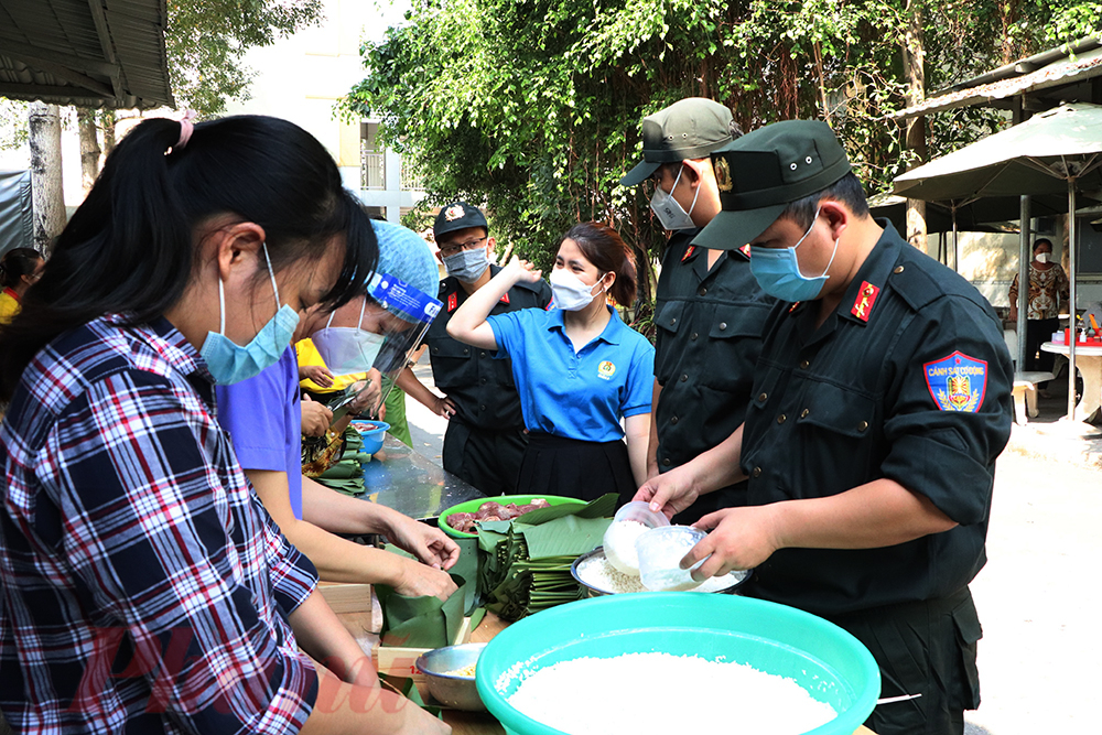 Lực lượng cảnh sát cơ động cũng xoắn tay áo tham gia vào hoạt động đầy ý nghĩa này