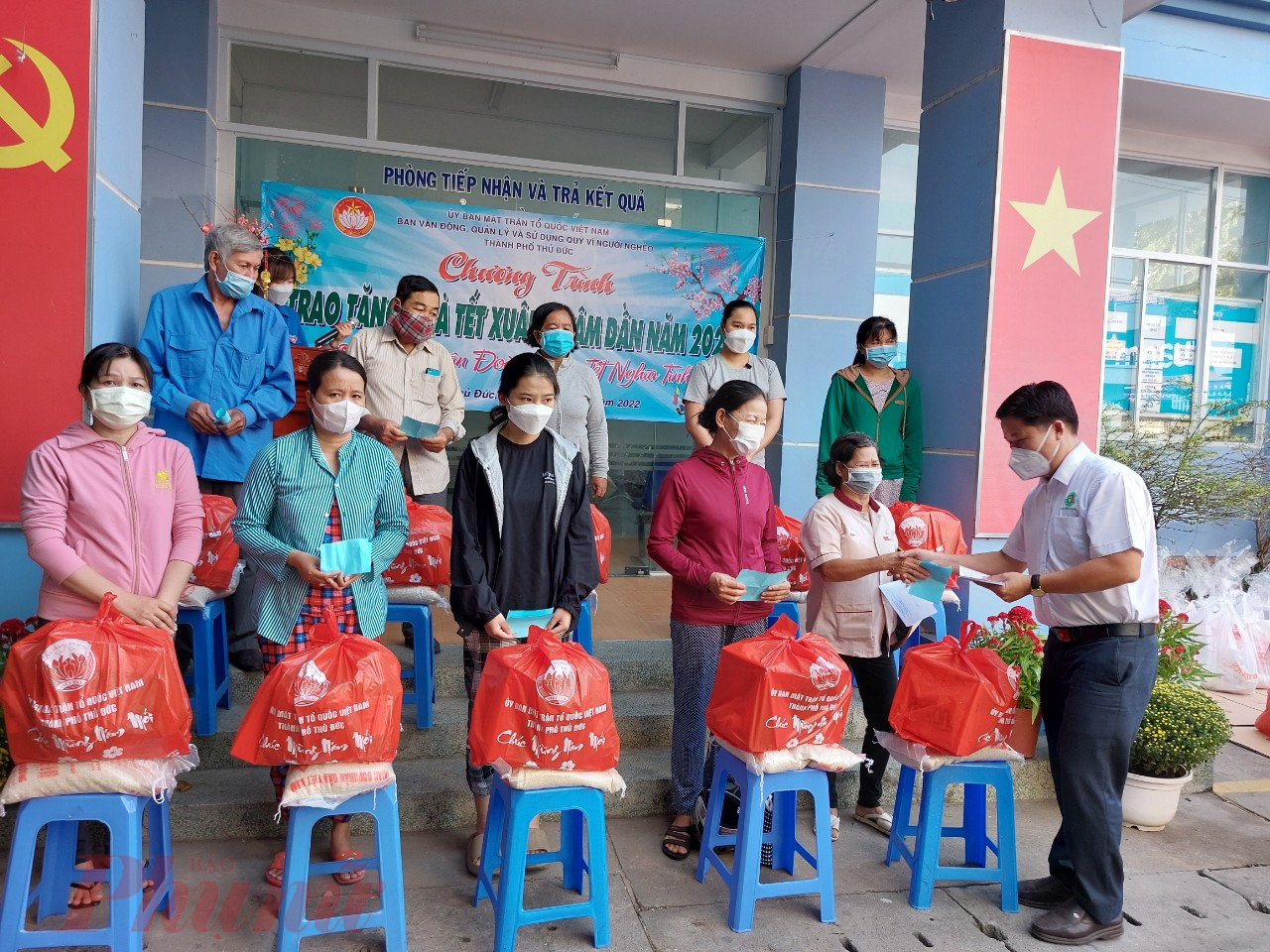 Ông Nguyễn Anh Cường - Bệnh viện Lê Văn Thịnh trao tặng quà Tết cho hộ nghèo, bệnh nhân khó khăn, gia đình F0
