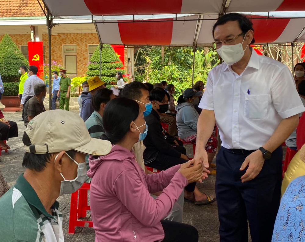 Bí thư Thành ủy TPHCM Nguyễn Văn Nên thăm hỏi đồng bào gặp khó khăn vì đợt dịch vừa qua.