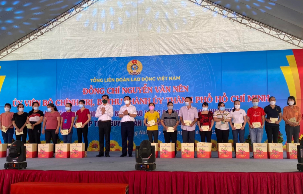 Bí thư Thành ủy TPHCM Nguyễn Văn Nên thăm, tặng quà Tết công nhân có hoàn cảnh khó khăn tại TP. Biên Hòa.