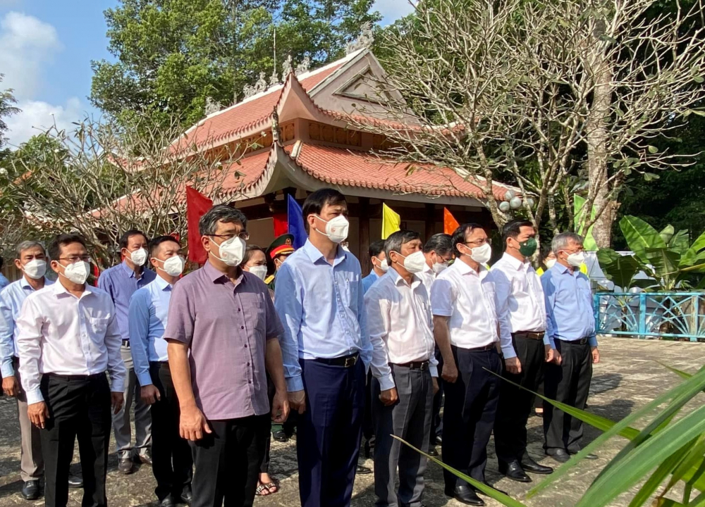 Đoàn lãnh đạo TPHCM viếng di tích Căn cứ U3 tại xã Bình Sơn, huyện Long Thành, tỉnh Đồng Nai.