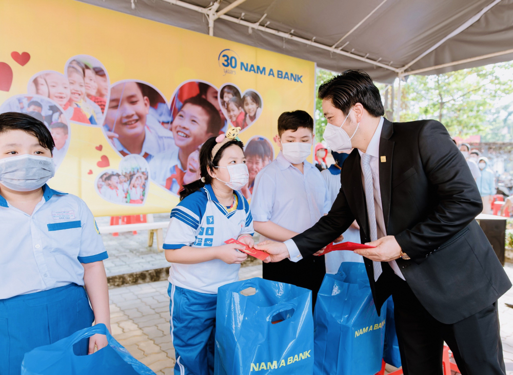 Ông Trần Khải Hoàn, Phó Tổng giám đốc Thường trực Nam A Bank, gửi quà đến các học sinh có hoàn cảnh khó khăn