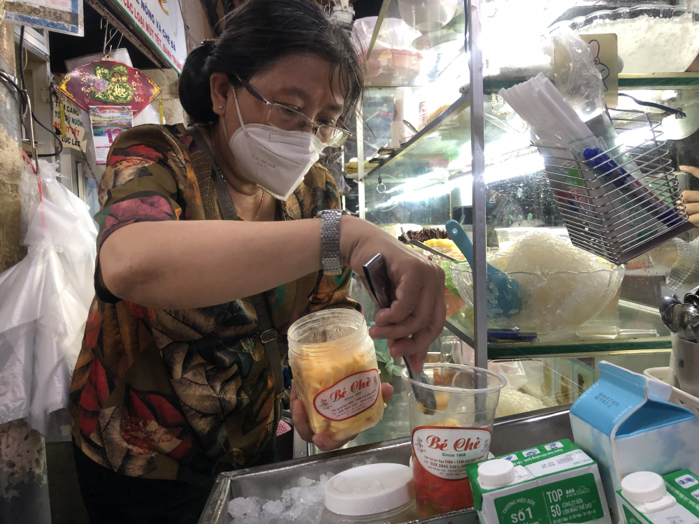 Bà Trinh, chủ thương hiệu Bé Chè ở chợ Bến Thành tin tưởng sẽ có một ngày chợ nhộn nhịp trở lại