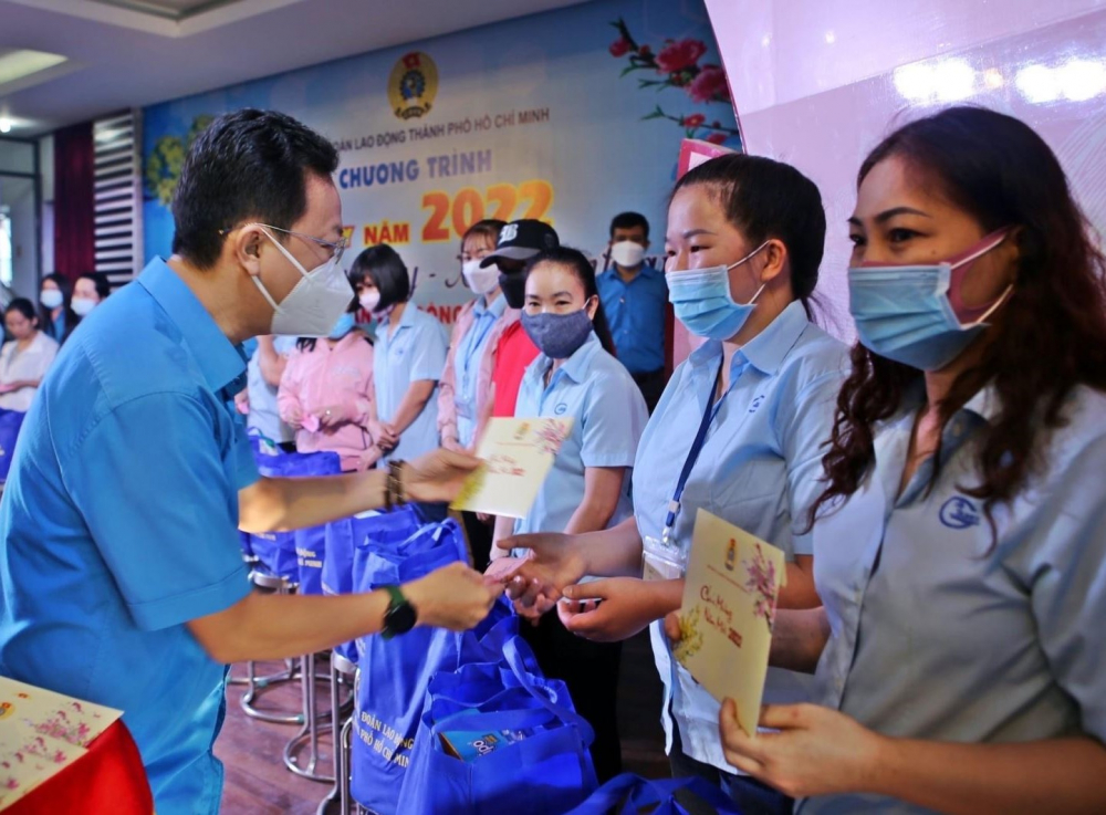 Lãnh đạo Liên đoàn Lao động TPHCM trao quà cho công nhân, người lao động có hoàn cảnh khó khăn tại quận Bình Thạnh.