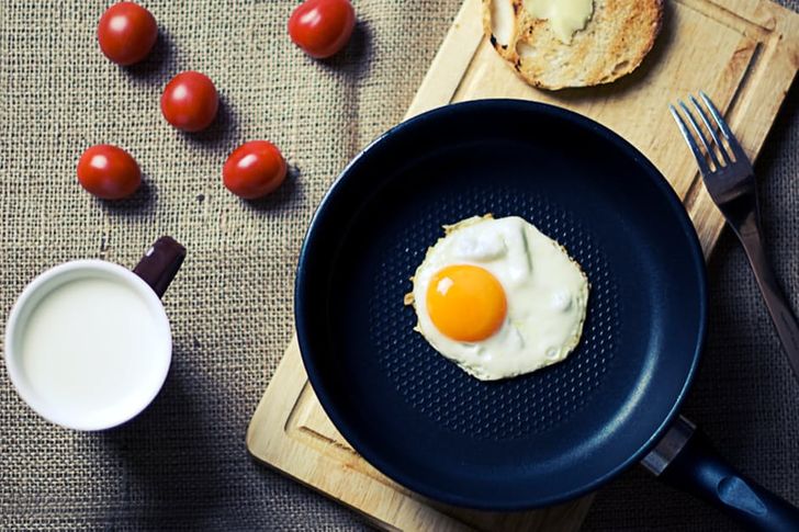 5. Bạn ăn quá ít vào bữa sáng Các nhà nghiên cứu từ Đại học Tel Aviv nhấn mạnh rằng bạn nên nuông chiều bản thân bằng một bữa ăn ngon vào buổi sáng. Trên thực tế, một bữa sáng cân bằng chứa 600 calo protein nạc, carbohydrate và một số món tráng miệng sẽ giúp bạn thực hiện dễ dàng hơn kế hoạch ăn kiêng hàng ngày của mình.