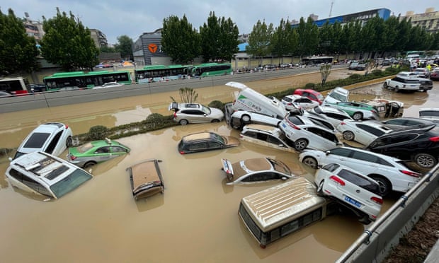 Ô tô chìm trong nước lũ ở Trịnh Châu vào tháng 8 năm 2021. Ảnh: AFP / Getty Images