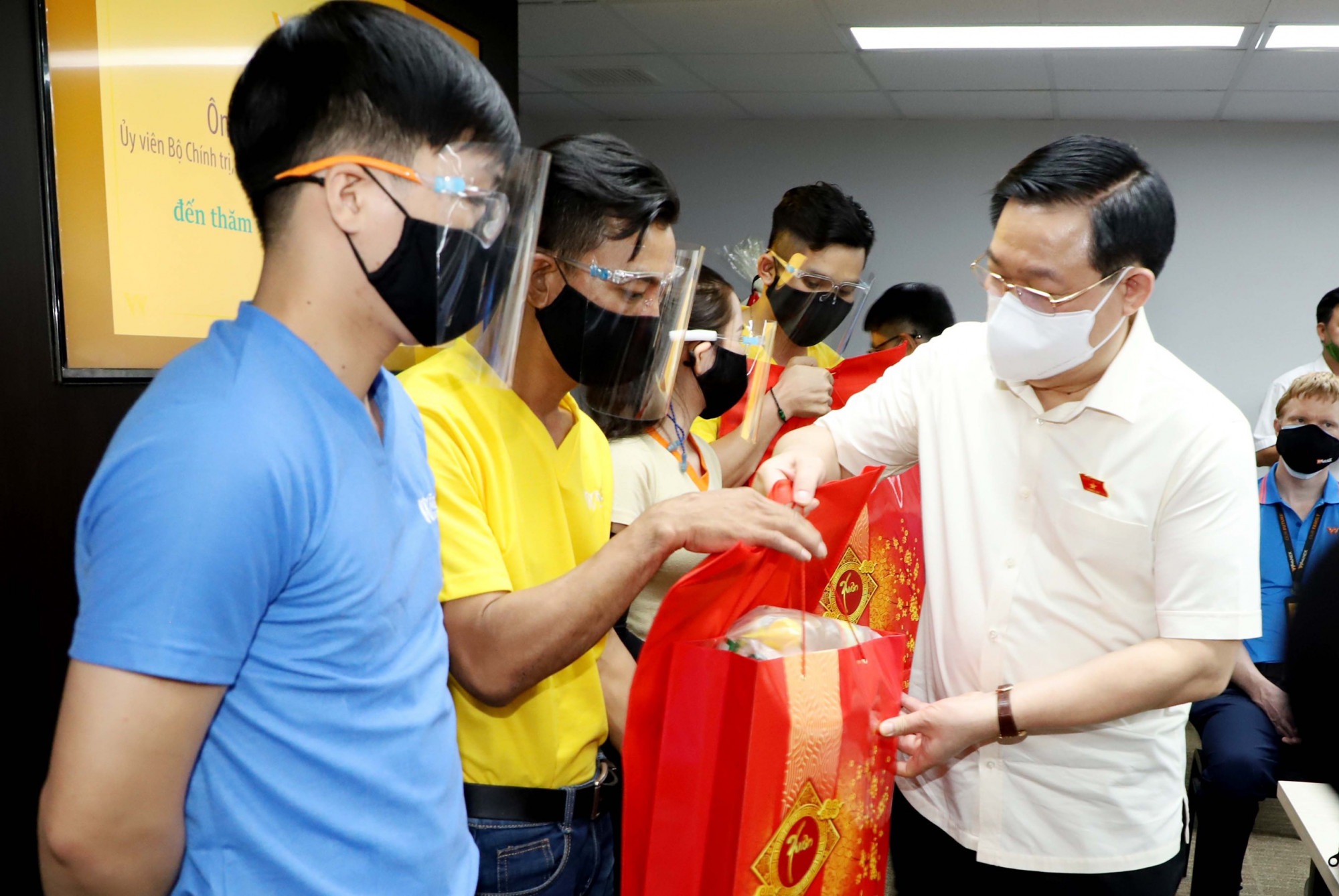 Chủ tịch Quốc hội Vương Đình Huệ tặng quà cho công nhân có hoàn cảnh khó khăn