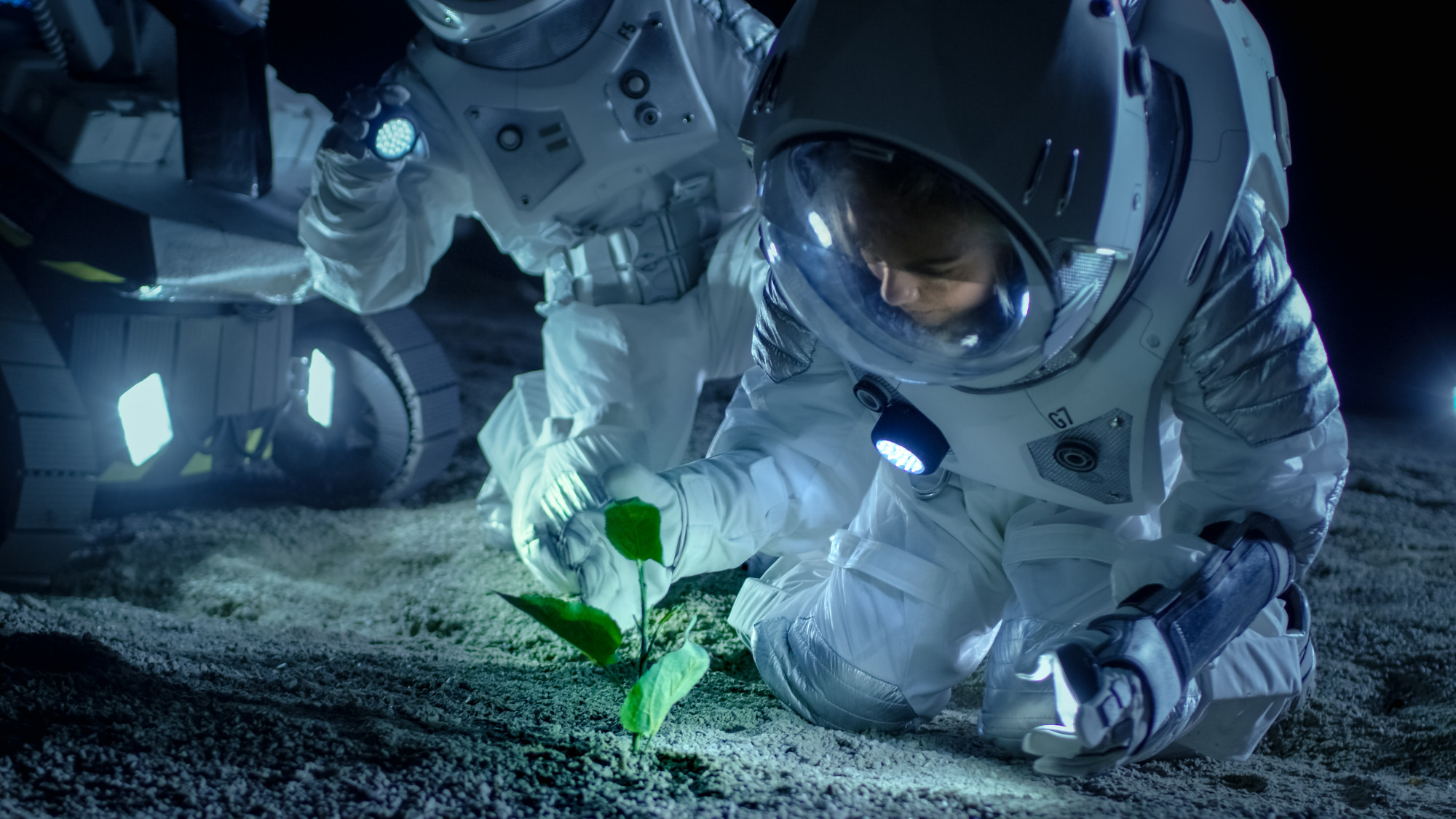 NASA ngày càng quan tâm hơn đến chất lượng bữa ăn của phi hành đoàn khi làm việc bên ngoài không gian - Ảnh: NASA