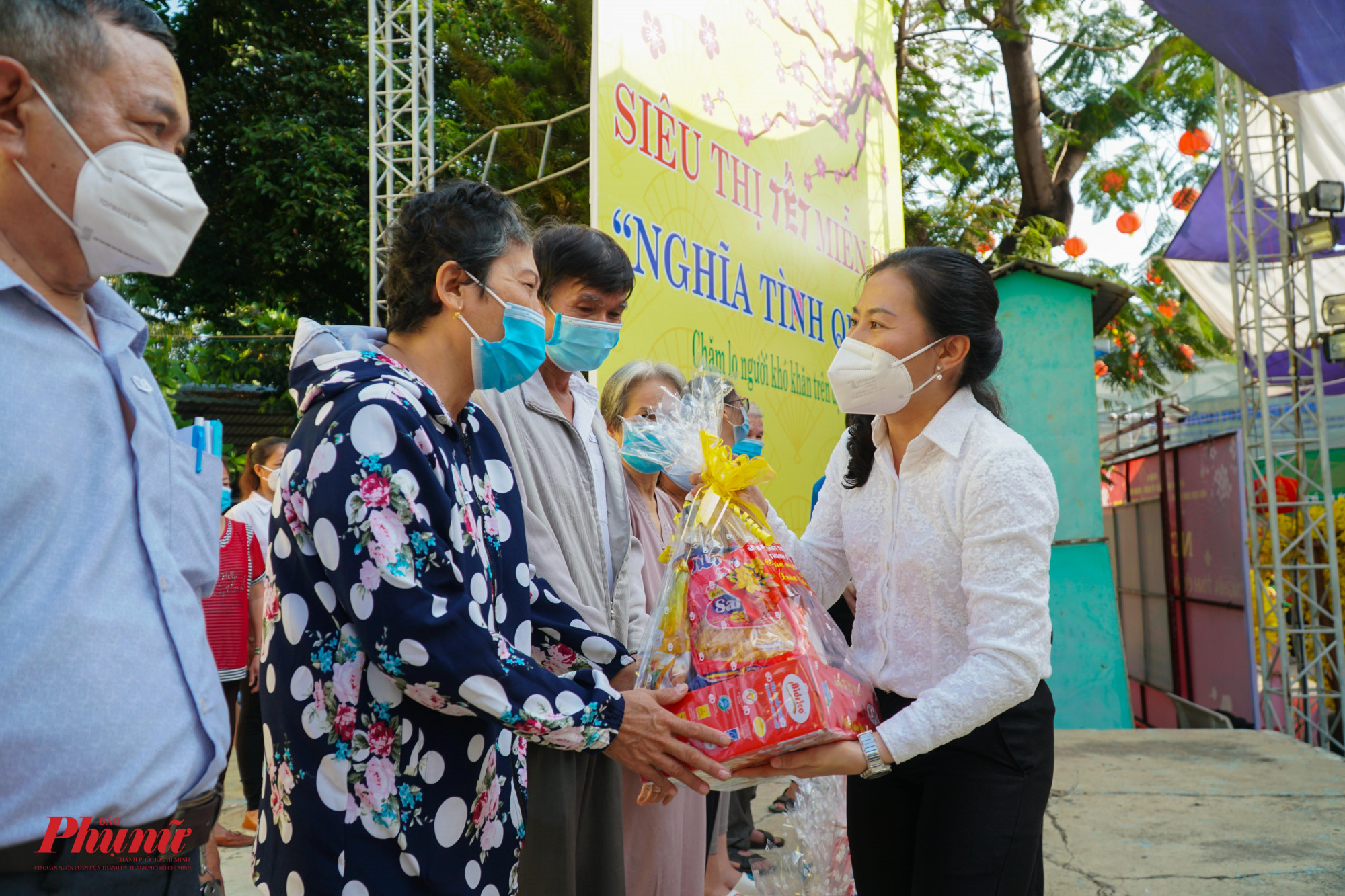 Bà Phan Kiều Thanh Hương – Phó Chủ tịch Ủy ban MTTQ Việt Nam TPHCM trao quà tận tay ngừoi dân khó khăn trên địa bàn quận 5