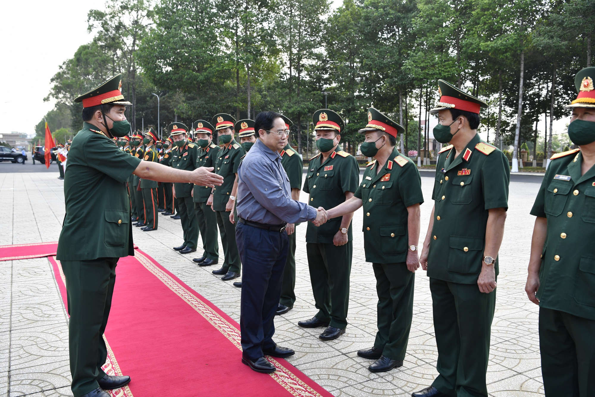 Thủ tướng thăm hỏi, động viên cán bộ, chiến sĩ lực  lượng vũ trang Quân khu 9