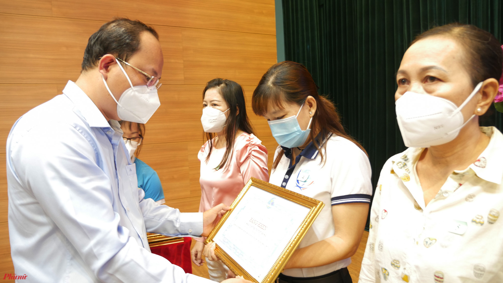 Phó Bí thư Thành ủy TPHCM Nguyễn Hồ Hải tặng bằng khen cho các nữ chủ nhà trọ