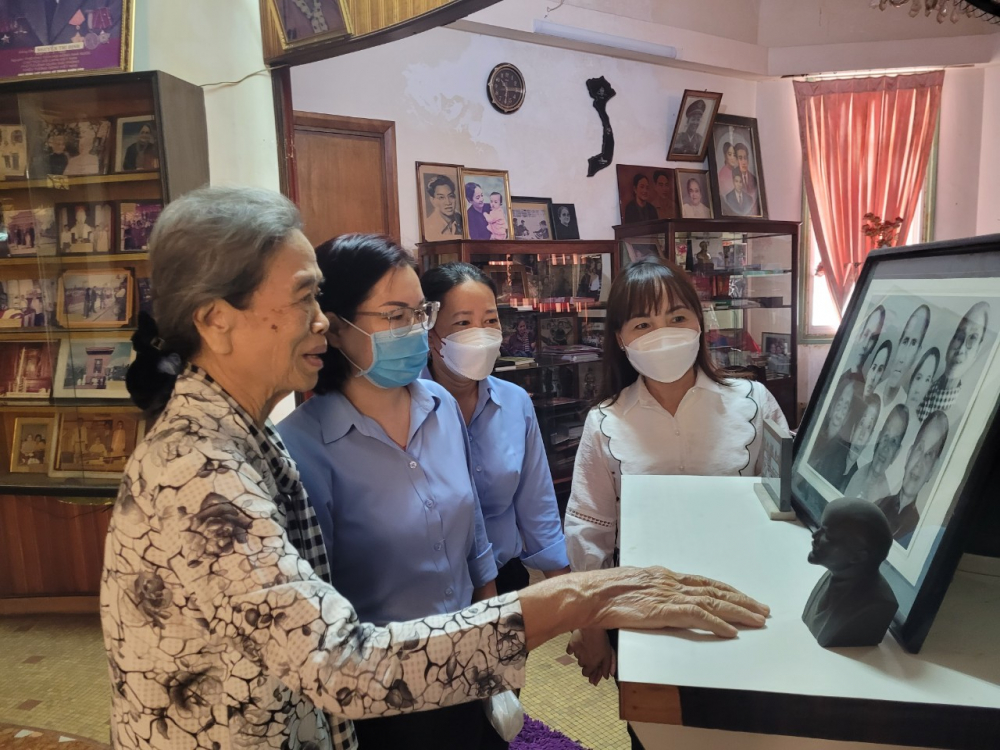 Chị Trịnh Thị Thanh (bìa phải) cùng đoàn cán bộ Hội thăm và chúc tết gia đình Nữ tướng Nguyễn Thị Định.