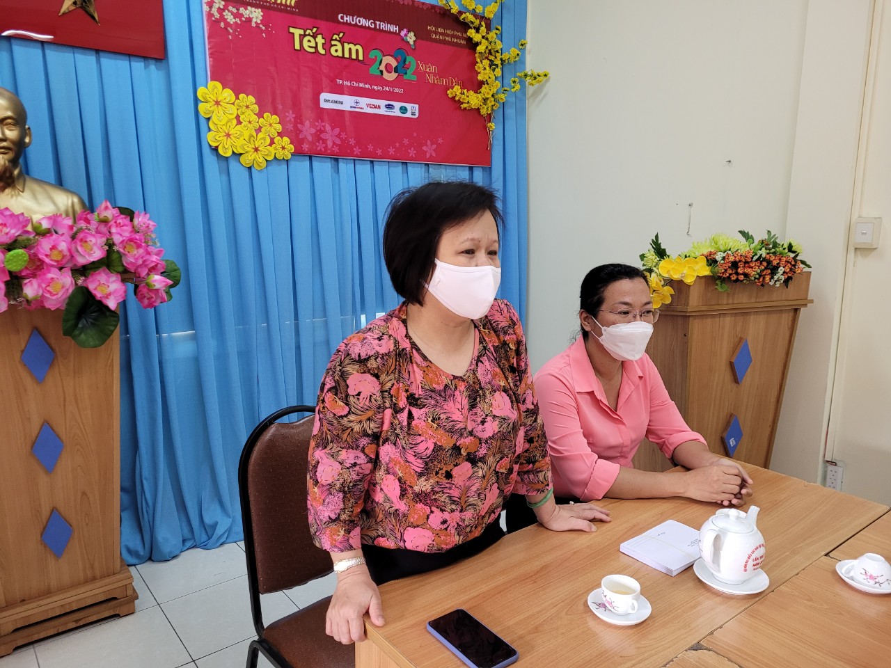 Bà Tạ Thị Nam Hồng - Phó Tổng biên tập Báo Phụ nữ TP chia sẻ và chúc tết trước hội viên phụ nữ khó khăn tại Q. Phú Nhuận