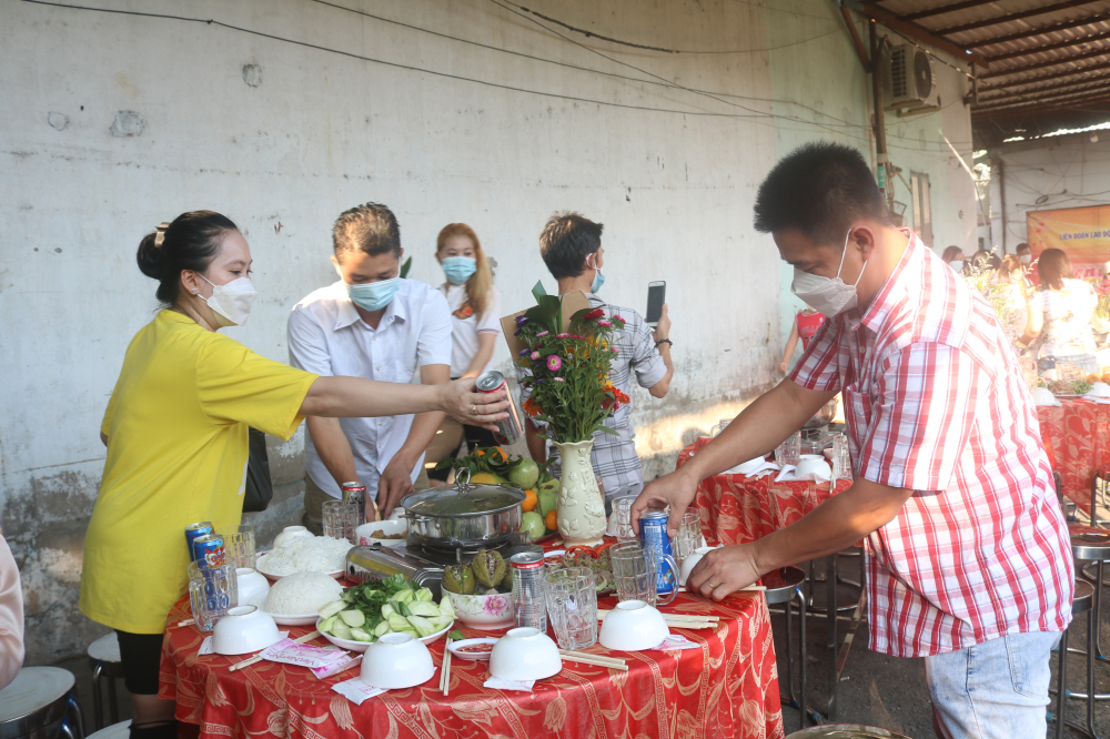 Anh chị em ở khu trọ của bà Huệ cùng sửa soạn bữa cơm ngày cuối năm. 