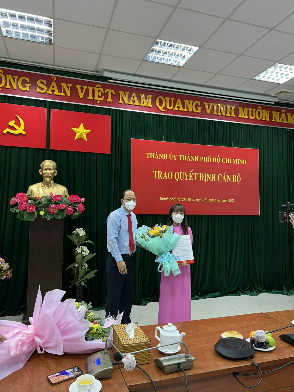 Đồng chí Nguyễn Hồ Hải trao quyết định và chúc mừng chị Trịnh Thị Thanh chiều 23/1/2022. 