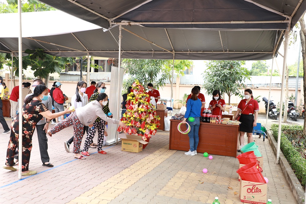 Người dân hào hứng tham gia các trò chơi dân gian tại “Siêu thị mini Tết 0 đồng” - Ảnh: Phuc Khang Corporation