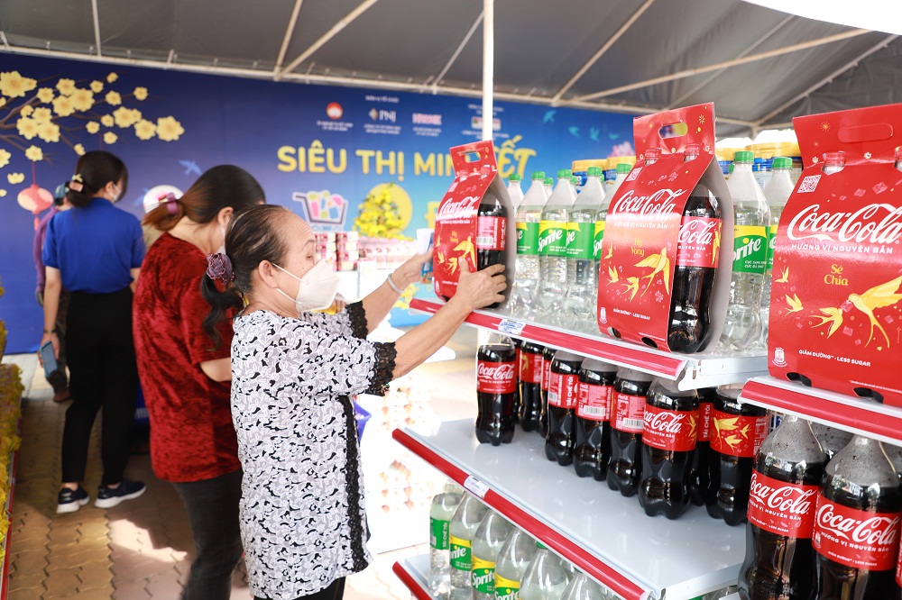 Người dân Q.8 mua sắm tại “Siêu thị mini Tết 0 đồng” - Ảnh: Phuc Khang Corporation