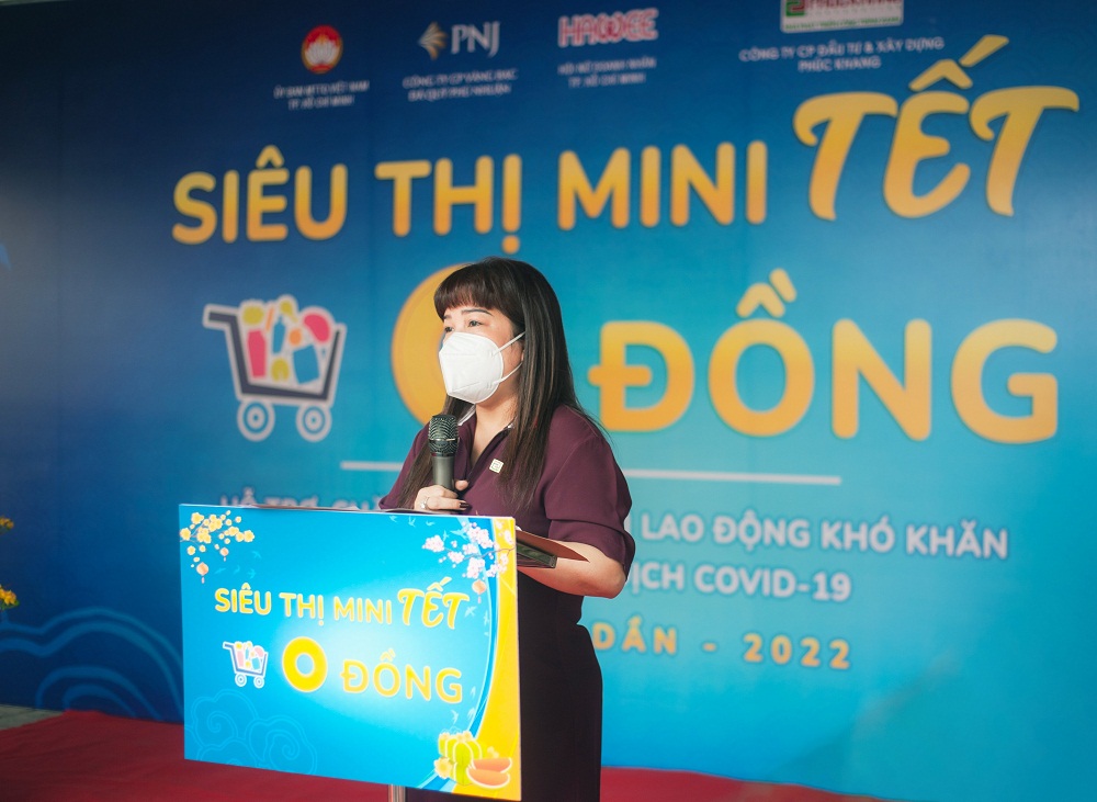 Bà Lưu Thị Thanh Mẫu - CEO Phuc Khang Corporation phát biểu trong lễ khai mạc “Siêu thị mini Tết 0 đồng” - Ảnh: Phuc Khang Corporation