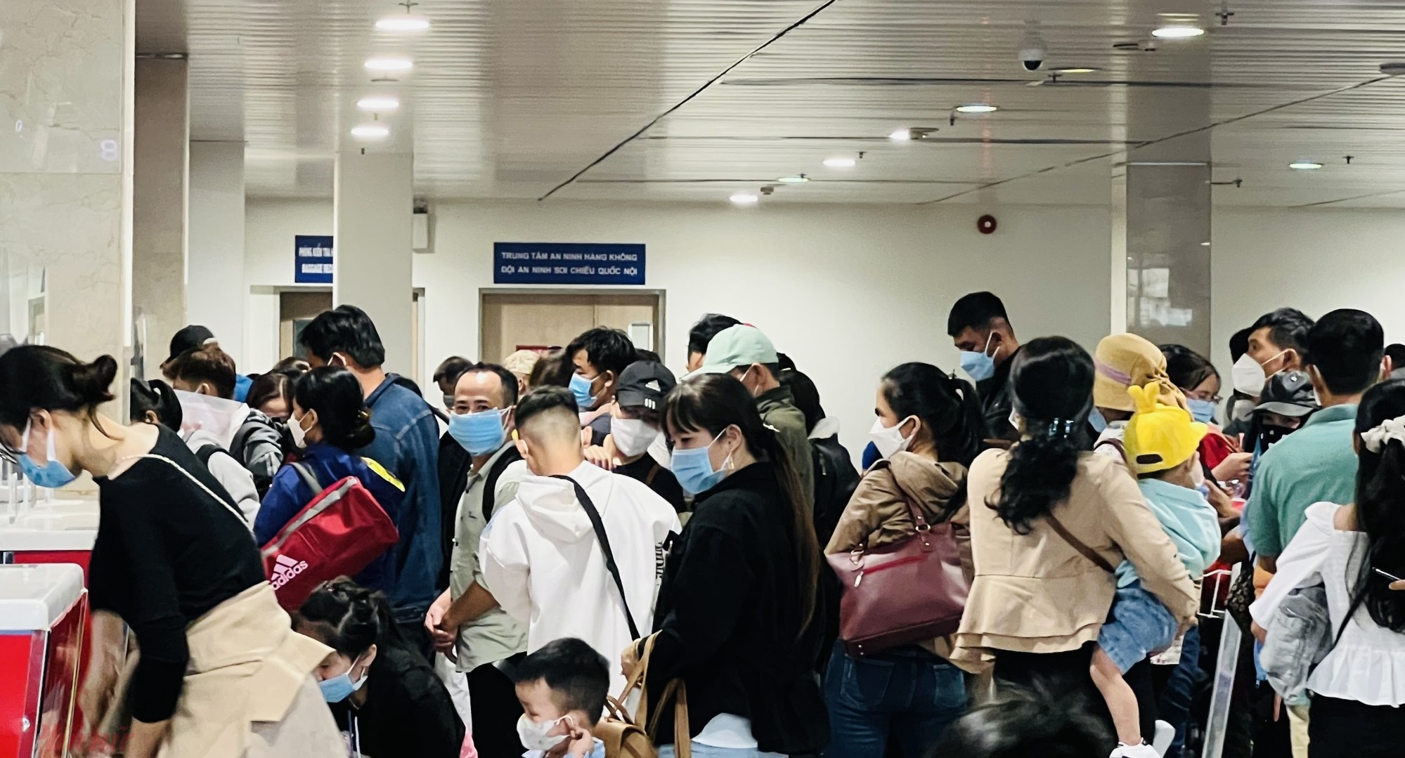 Ghi nhận của phóng viên báo Phụ Nữ TPHCM vào trưa 24/1, tại các sảnh đi sân bay Tân Sơn Nhất vẫn ghi nhận rất đông khách sếp hàng làm thủ tục, check - in rời TPHCM về quê.
