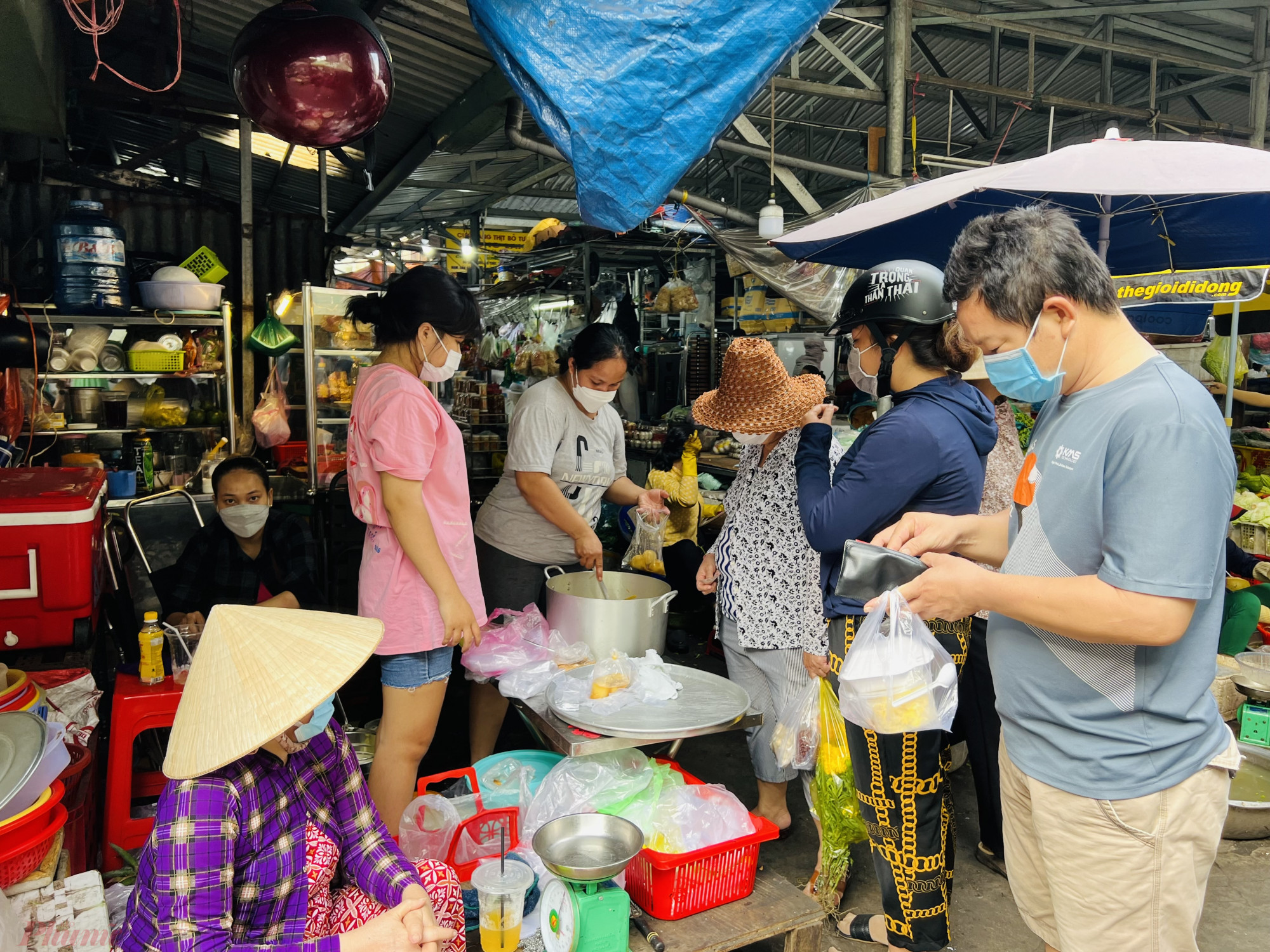 Một điểm bán chè trôi nước bên trong chợ Thanh Đa khá đông khách.