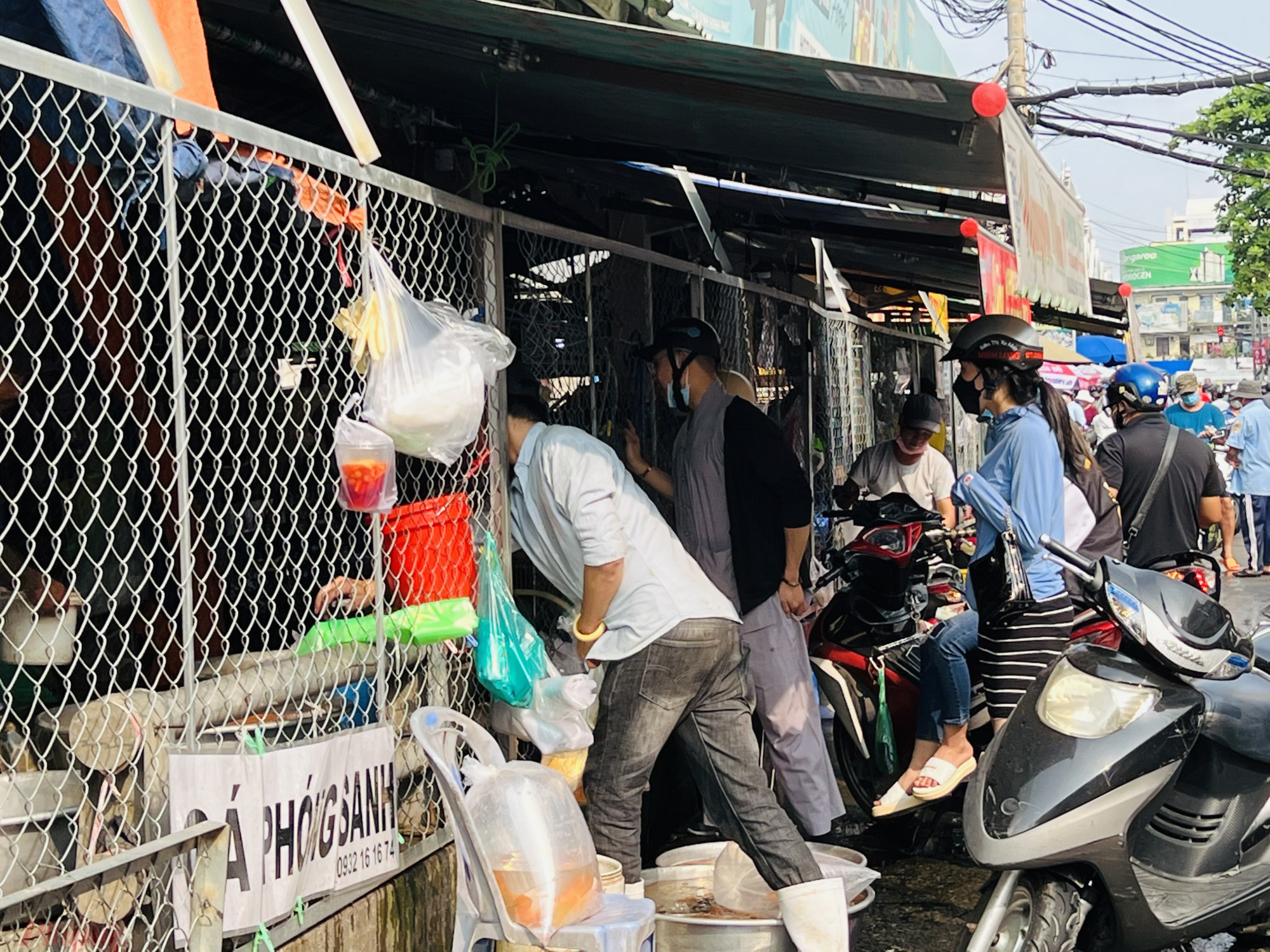 Một điểm bán cá chép khác tại khu vực đường Bùi Hữu Nghĩa (quận Bình Thạnh) vẫn có nhiều người mua với số lượng vài chục con lớn để phóng sanh,