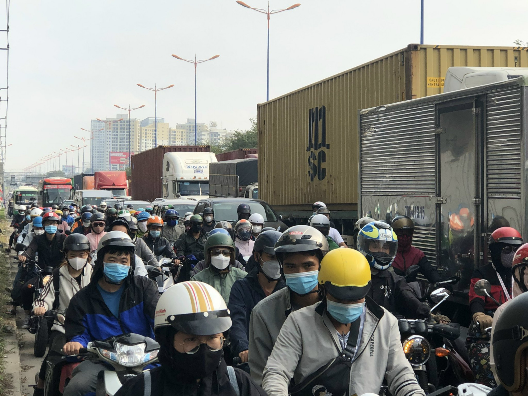 Lượng người tham gia giao thông đông khiến tuyến Xa lộ Hà Nội bị ùn ứ.