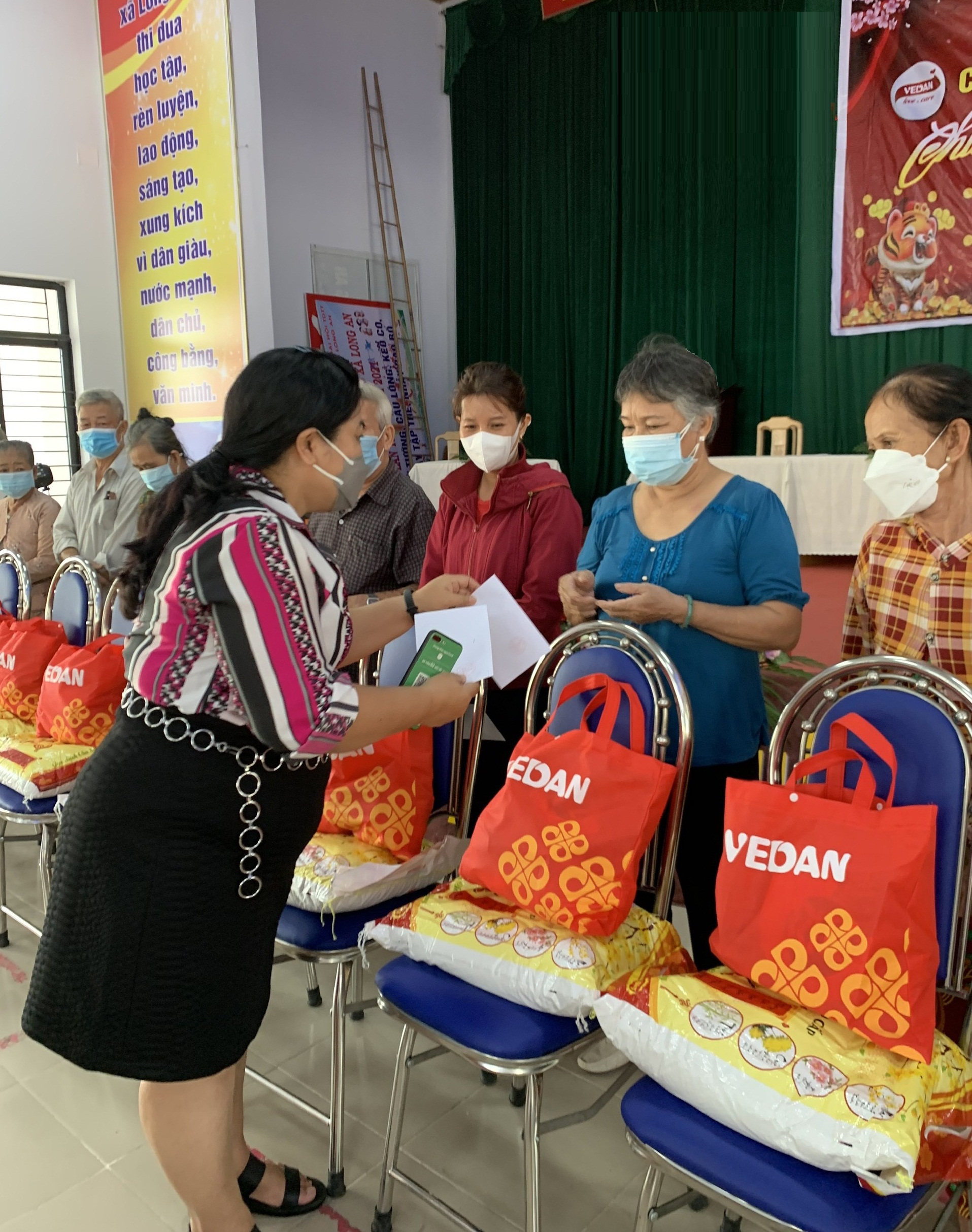 Bà Nguyễn Thu Thủy trao quà cho người dân xã Tân Hiệp - Ảnh: Vedan Việt Nam