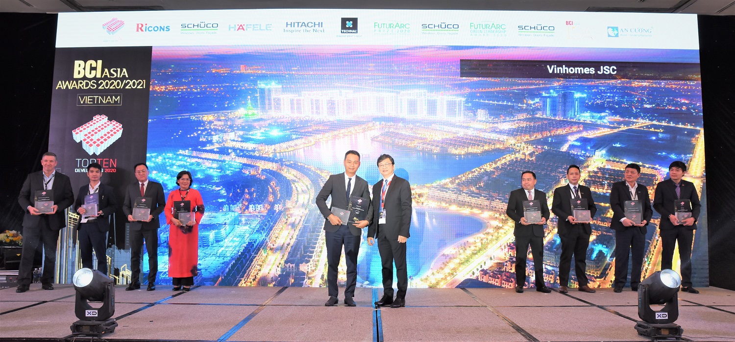 Ông Nguyễn Đức Quang - Phó tổng giám đốc Kinh doanh và Marketing (bên trái) đại diện Vinhomes nhận giải từ Ban tổ chức - Ảnh: Vinhomes
