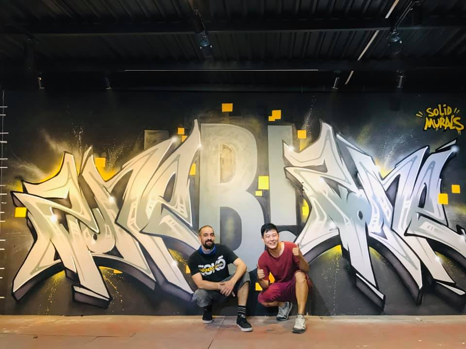 Lee (phải) và người bạn của anh với tác phẩm graffiti của cả hai