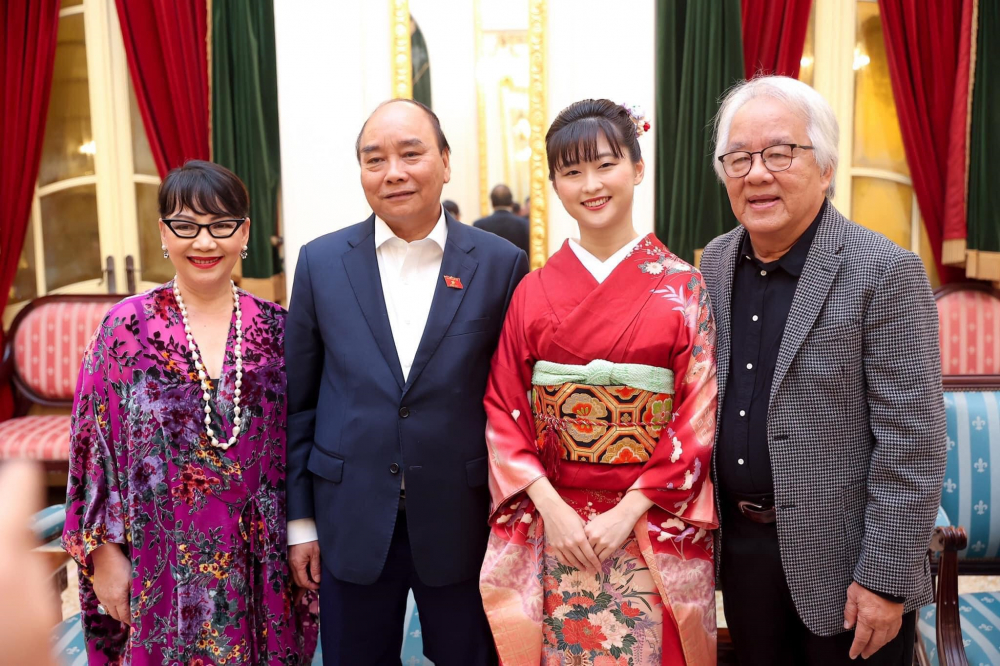 Akari (thứ 2 từ phải sang) cho biết cô may mắn khi được chụp ảnh với Chủ tịch nước Nguyễn Xuân Phúc tại đêm nhạc Xin Mặt Trời Ngủ Yên tháng 3/2021 tại Hà Nội