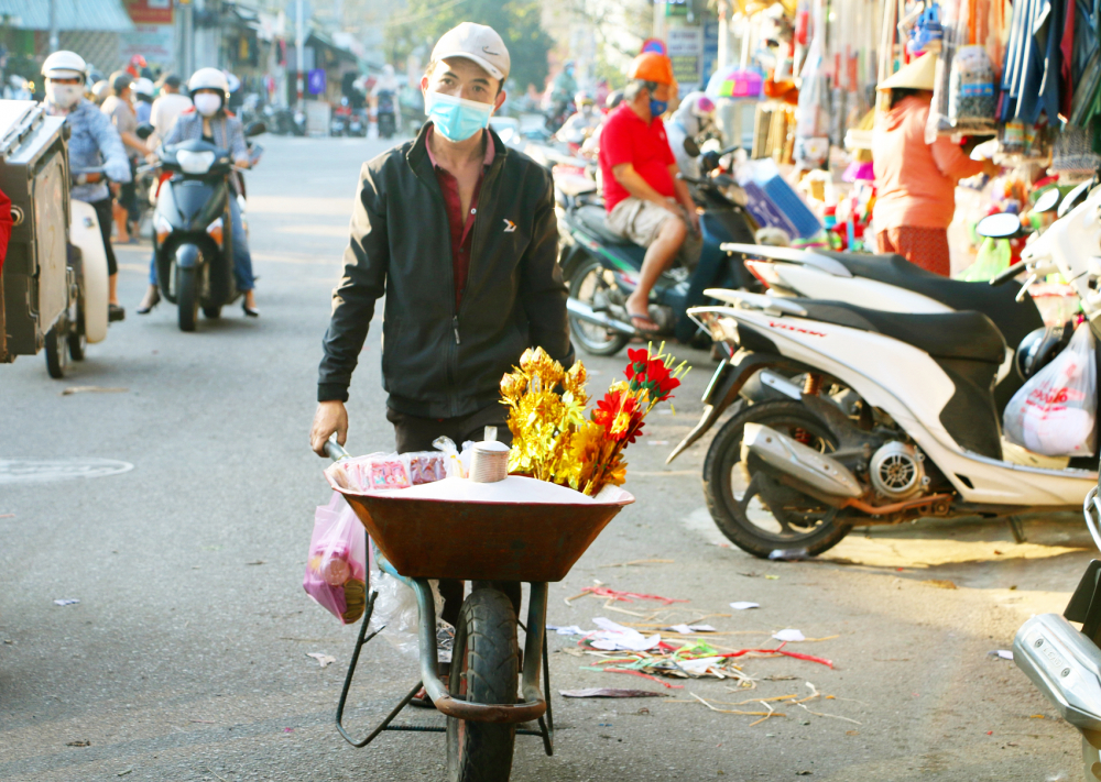 Ngày giáp tết, anh Nguyễn Tuấn vẫn miệt mài bán cát ở chợ Cống - ẢNH: THUẬN HÓA