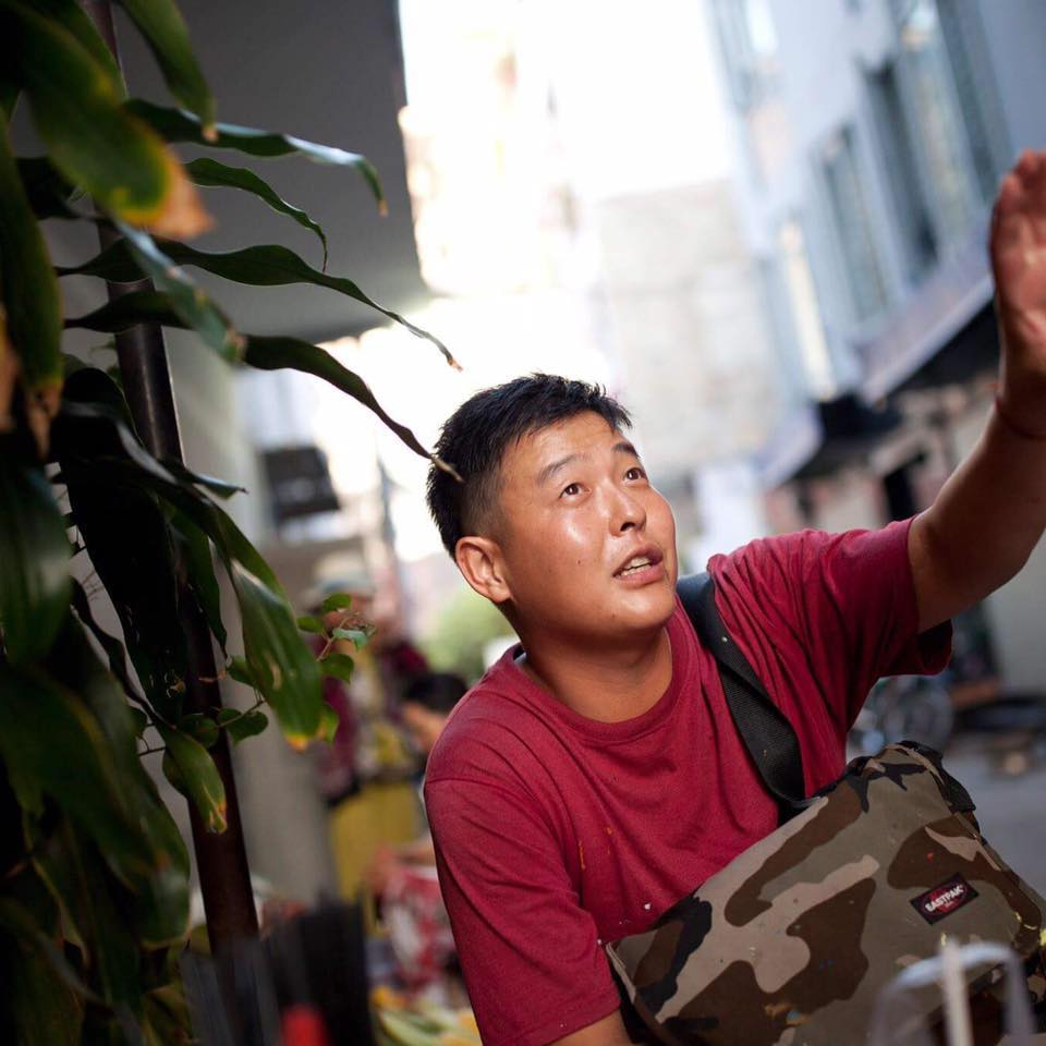 Hoà cùng cộng đồng nghệ thuật đường phố Sài Gòn, Lee còn thành lập một tổ chức hướng dẫn và cung cấp hiểu biết về graffiti