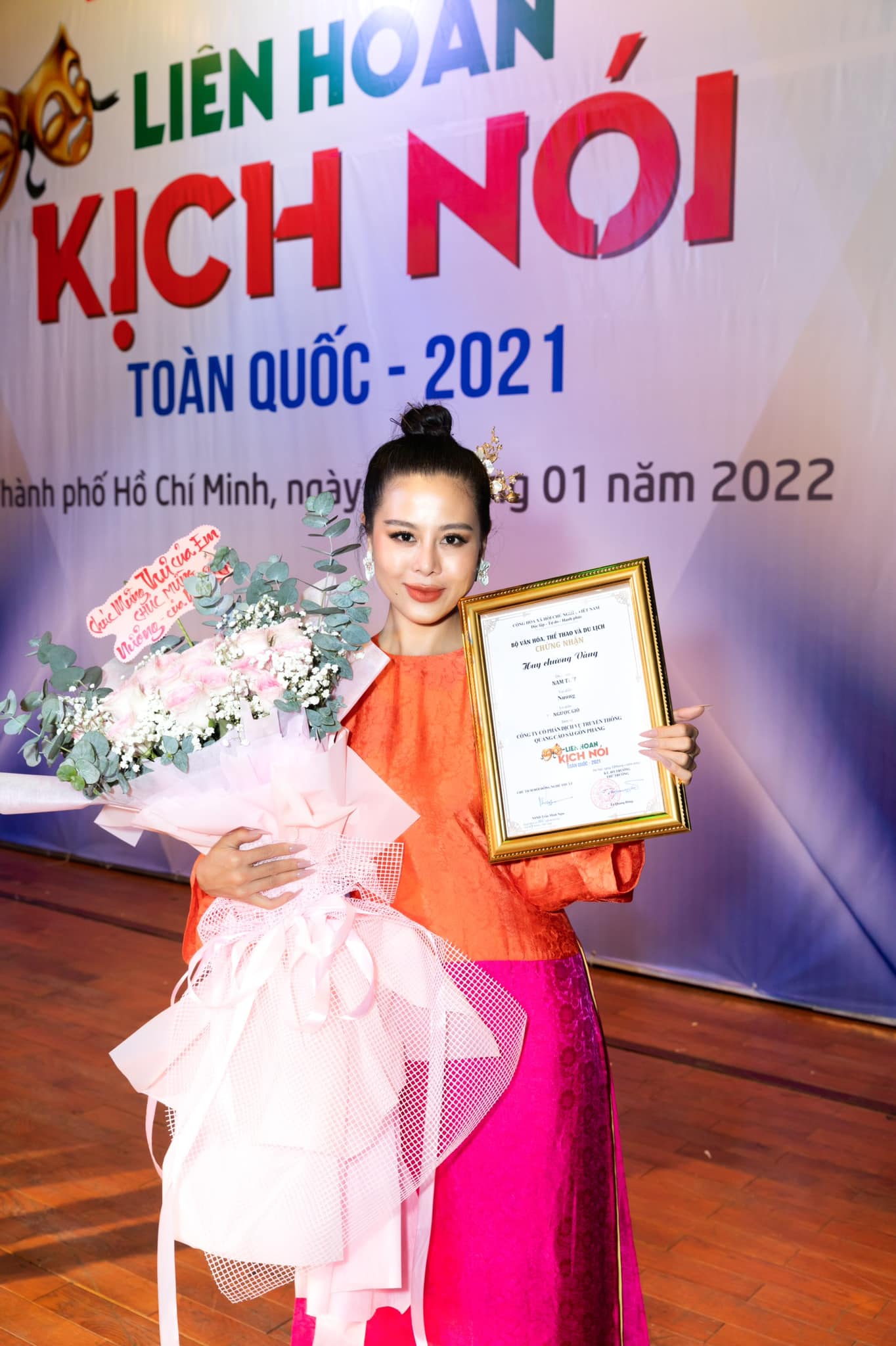 Diễn viên Nam Thư nhận huy chương vàng tại Liên hoan Sân khấu Kịch nói 2021 vừa qua