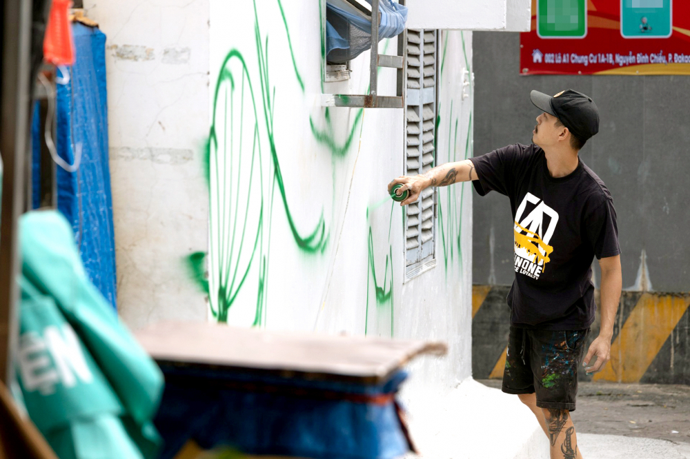 Nghệ sĩ Daos501 vẽ graffiti tại địa điểm trên đường Nguyễn Đình Chiểu