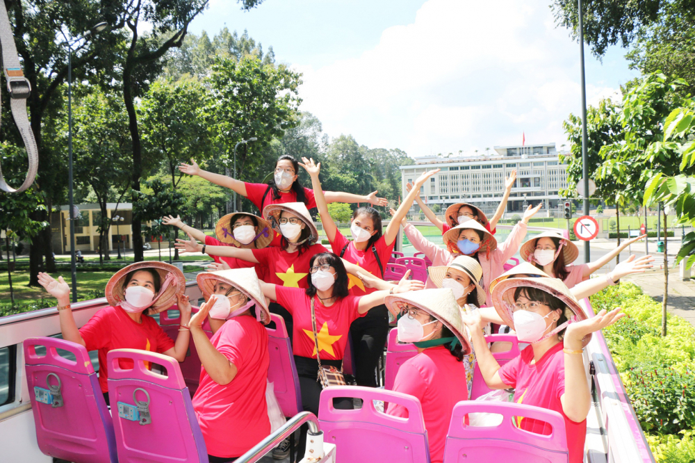 Xe buýt hai tầng của Công ty Du lịch Ảnh Việt sẽ tăng tần suất khai thác trong những ngày tết (15 phút/chuyến) để phục vụ du khách tham quan TP.HCM với mức giá không đổi (150.000 đồng/vé người lớn và 100.000 đồng/vé trẻ em) - ẢNH: QUỐC THÁI