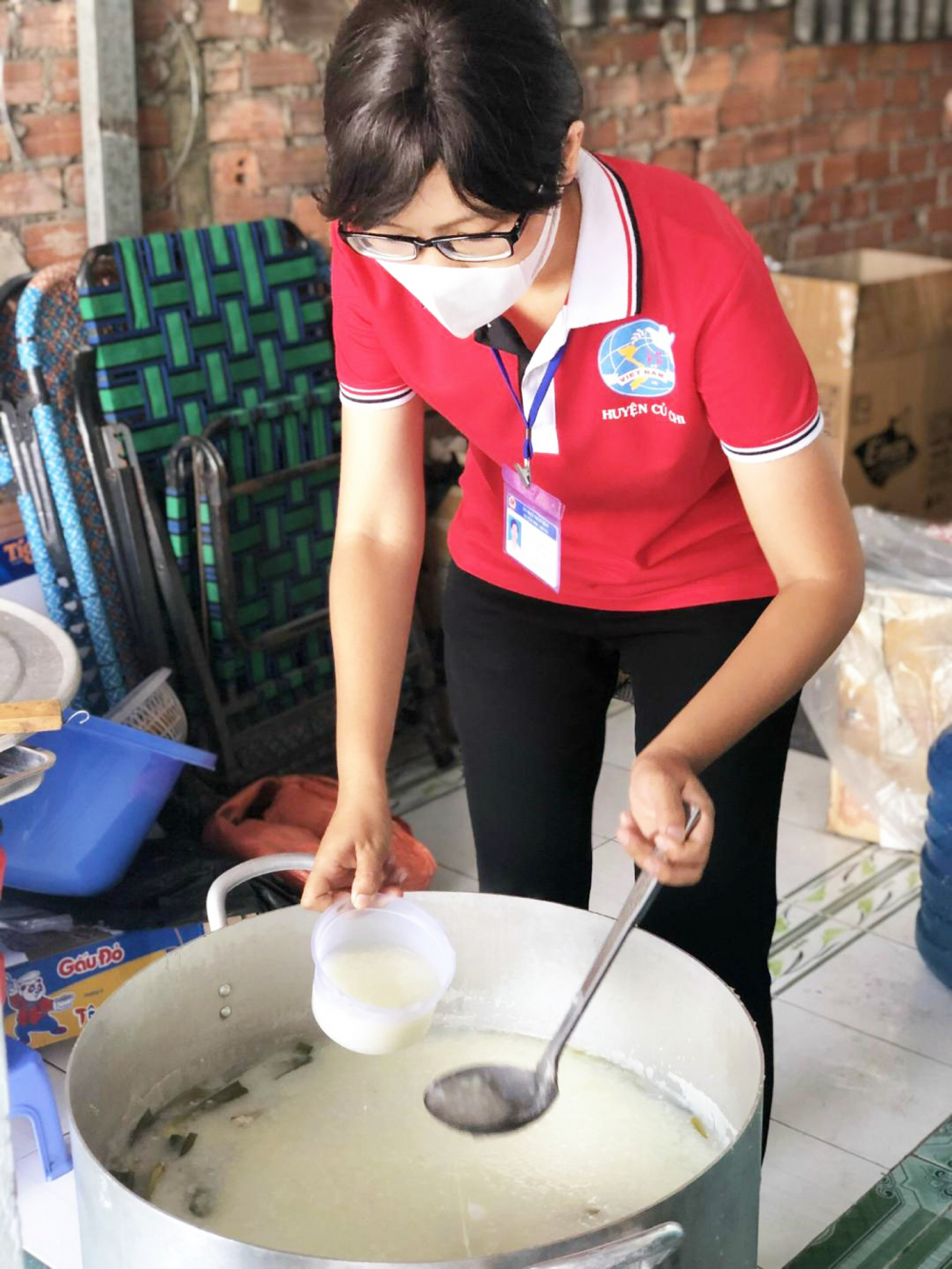 Chị Dung tham gia công tác hậu cần, hỗ trợ tuyến đầu chống dịch 